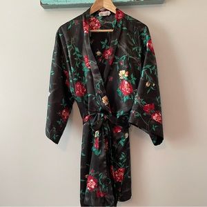 Pretty California Dynasty silky wrap robe, Size Large; details below.
